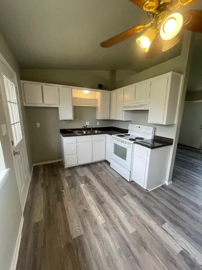 Foto del edificio - Adorable 1 bedroom 1 bathroom Duplex For Rent