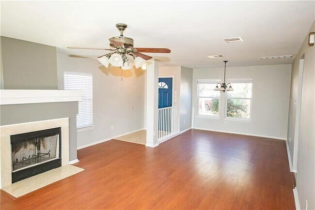 Foto del edificio - 2208 Bluebonnet Dr