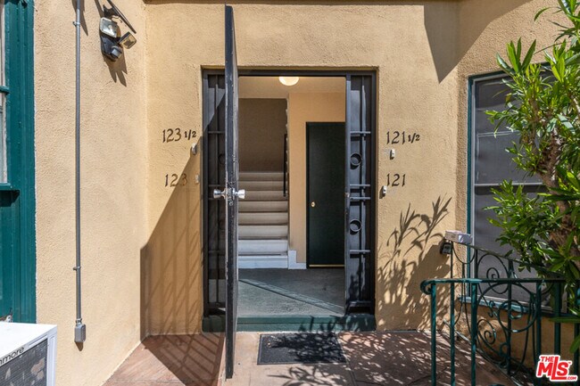 Foto del edificio - 121 N Sweetzer Ave