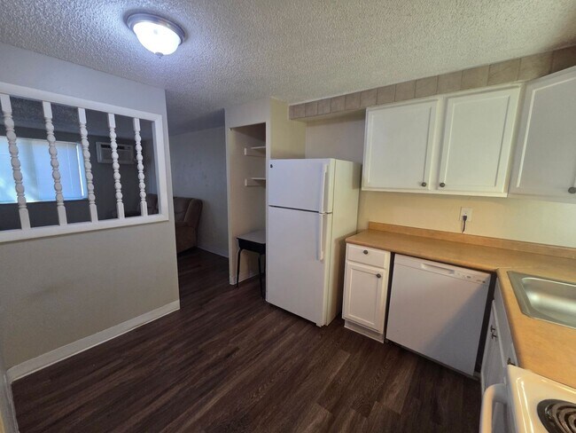 Foto del edificio - 1 Bed / 1 Bath Condo in Prime Denver Location – Pool + On-Site Laundry