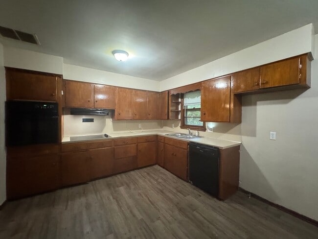 Building Photo - Cute 3 Bedroom Home Available Now