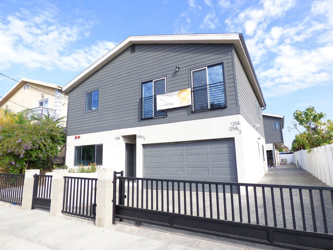4 Bedroom Unit with 2 Car Parking! - 1258 N Hobart Blvd