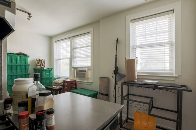 Foto del edificio - 511 W Belmont Ave