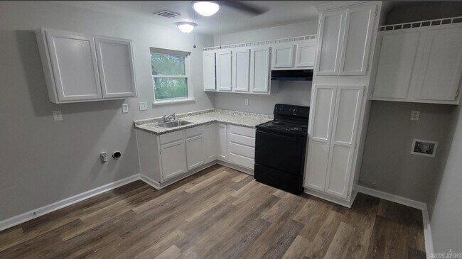 Building Photo - 27 Phyllis Ct