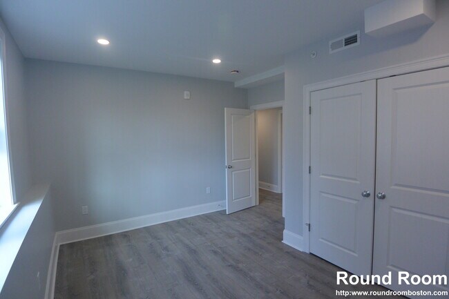 Building Photo - 120 Kenrick St