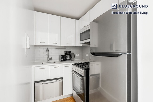 Building Photo - 230 E 44th St