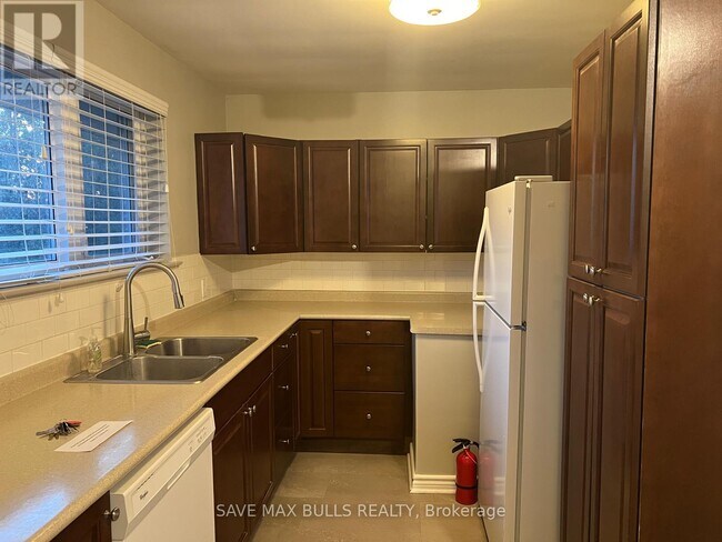 Building Photo - 371 Meadowbrook Dr