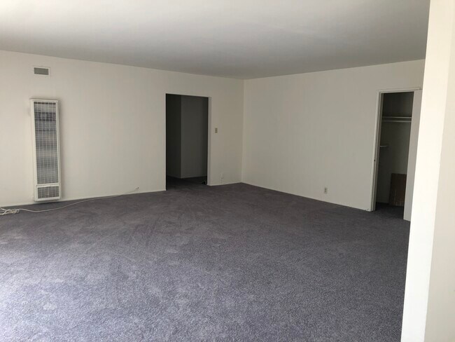 Living room looking toward entry - 300 Mockingbird Ln