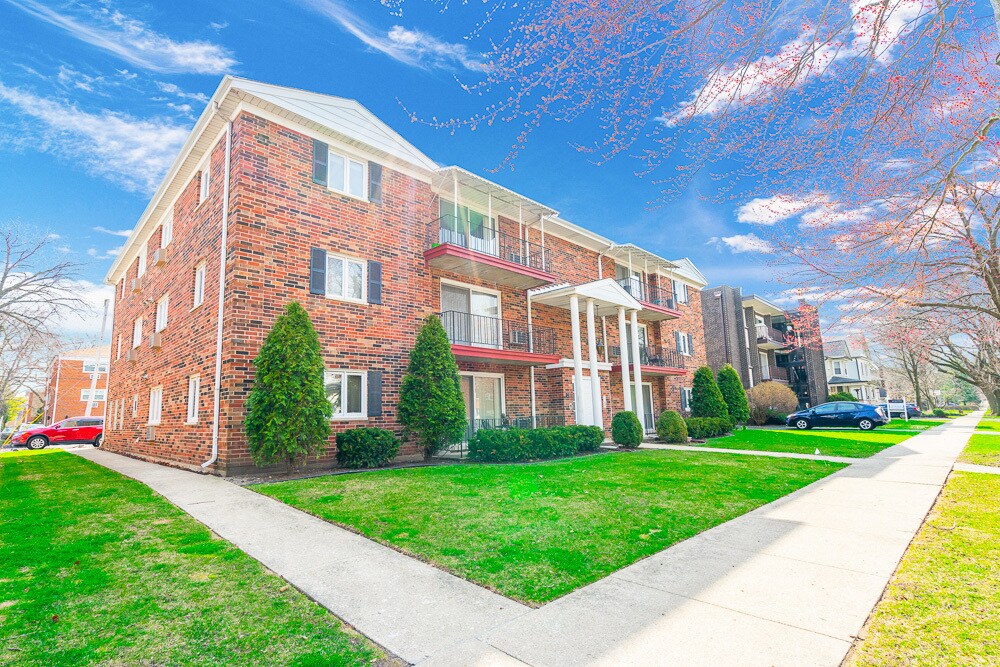 21 S Waiola Ave Unit 1, La Grange, IL 60525 Room for Rent in La