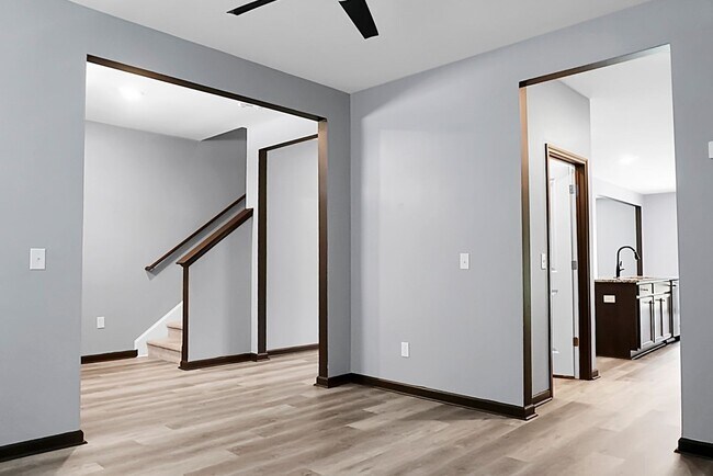 Building Photo - Spacious 6 BR, 3 Full BAs, 2 Car Garage Ho...