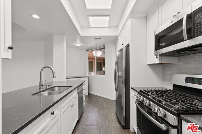 Building Photo - 10373 Almayo Ave