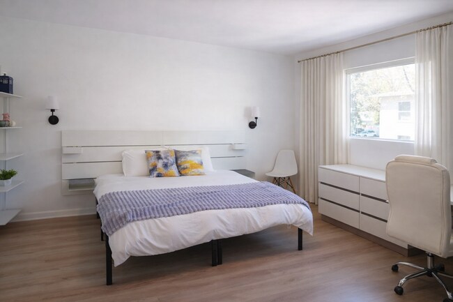 Dormitorio con baño privado y espacio para oficina en casa. - 5860 Hazeltine Ave