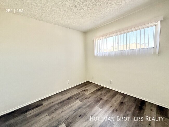 Foto del edificio - 7919 S Hoover St