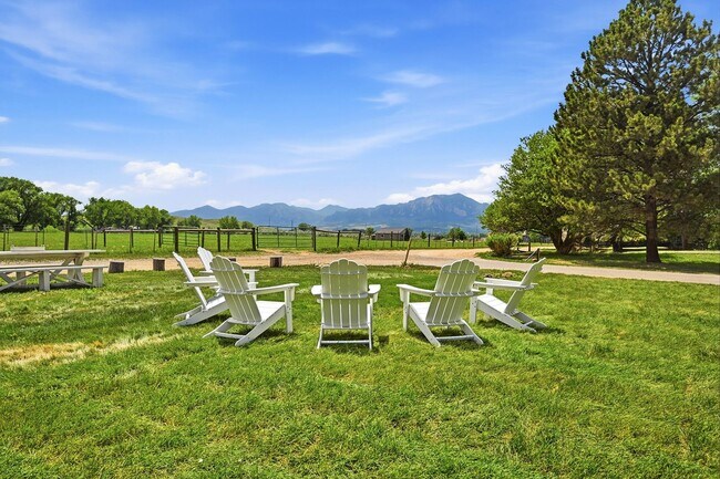 Foto del edificio - Charming Updated Farmhouse with Incredible Mountain Vistas