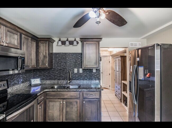 Building Photo - 907 N Graycroft Ave