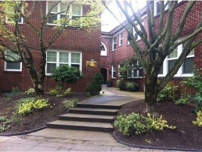Building Photo - 701 NE 28th Ave
