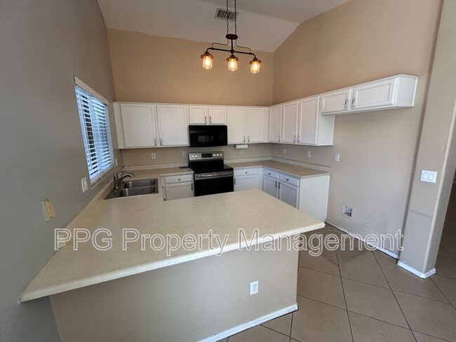 Building Photo - 11025 W Mountain View Dr