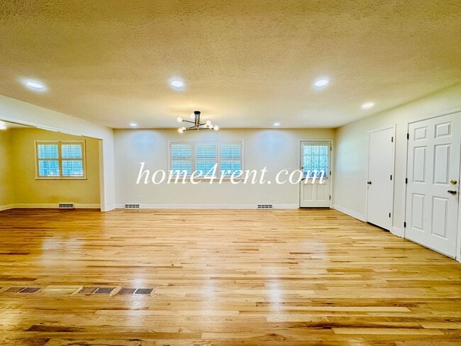 Building Photo - 11131 Wornall Rd