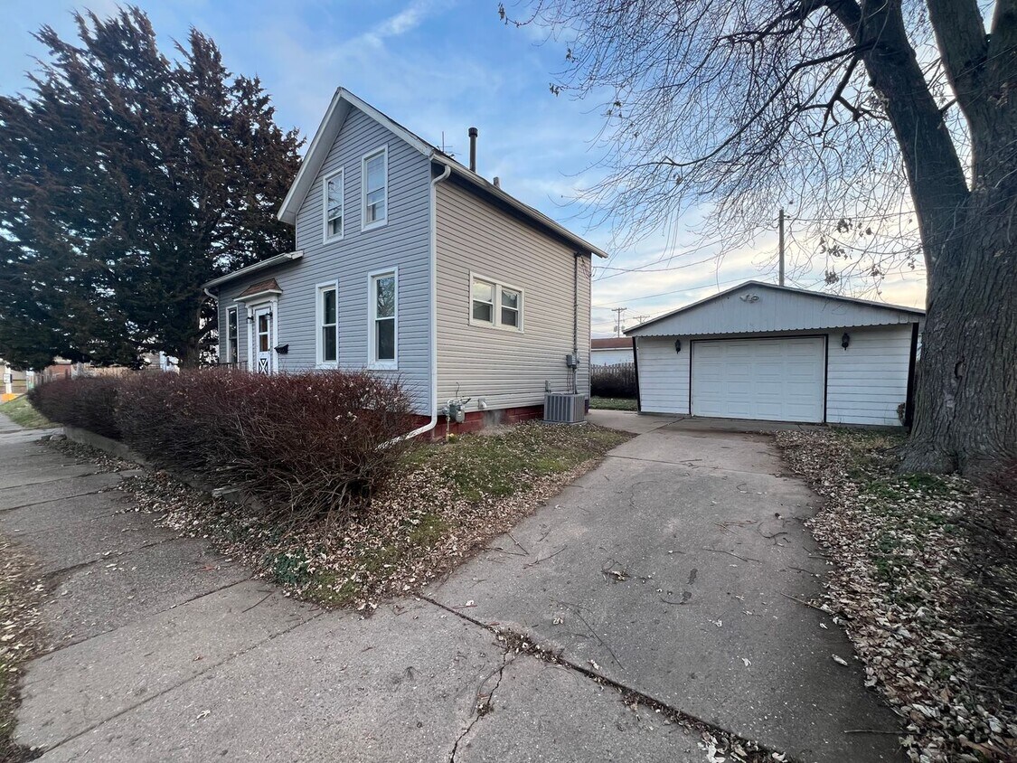 Moline Single Family Home House Rental in Moline, IL