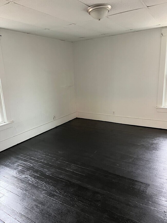 Building Photo - Three Bedroom Single Family Home