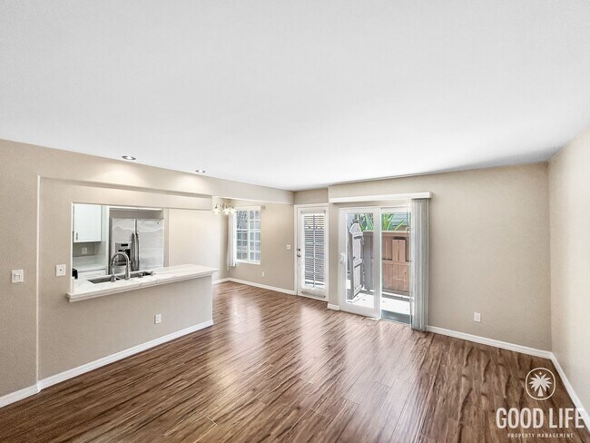 Foto del edificio - Beautiful 2B/2BA Townhouse w/ Washer/Dryer...