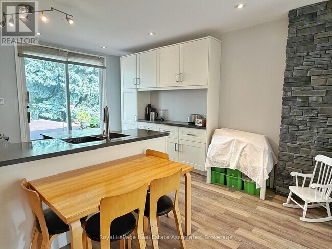 Building Photo - 157 Glenmore Rd
