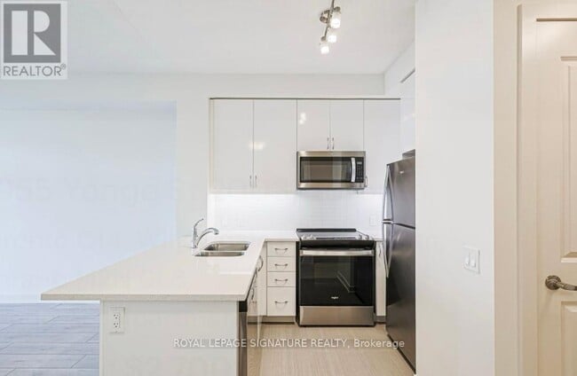 Photo du bâtiment - 4955-4955 Yonge St