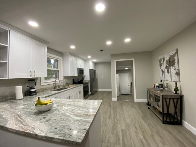 Building Photo - 6425 Sedgefield Dr