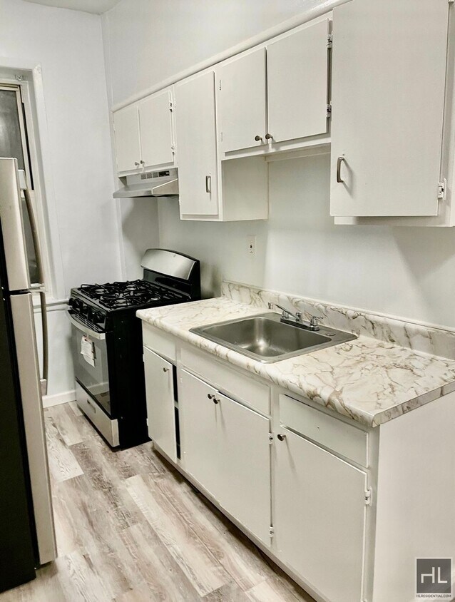 3 bed 1 bath 3 blocks from Steinway Street Room for Rent in Queens