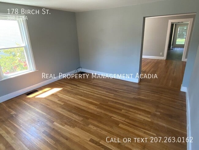 Building Photo - Large Intown Duplex Apartment Close to Eve...
