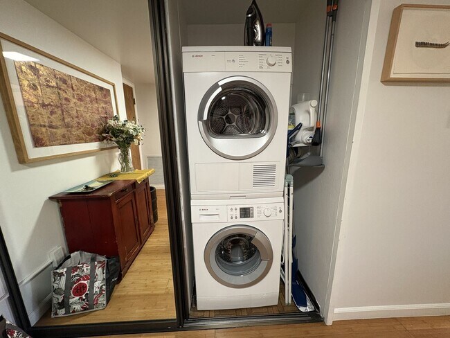 Foto del edificio - Beautiful 2-Bedroom Corner Condo in Downtown Palo Alto