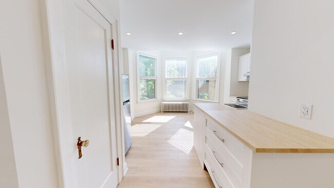 Building Photo - MODERN 1 BEDDROOM IN OLD SOUTH