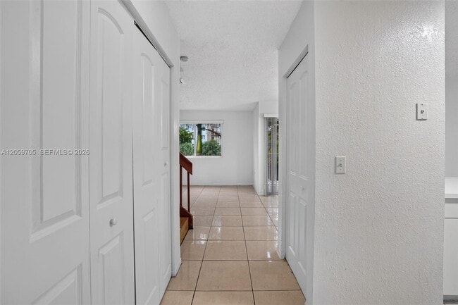 Building Photo - 6225 SW Kendale Lakes Cir