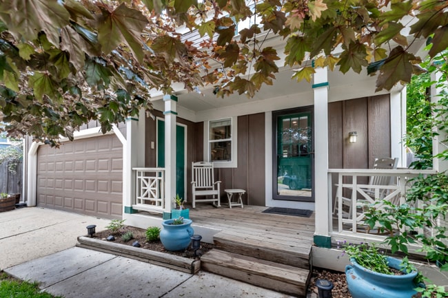 Building Photo - 573 Entrada Dr