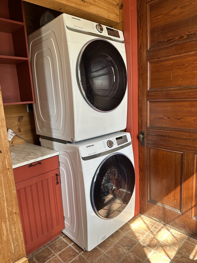 Mud Room Entry/Washer/Dryer - 320 South Hl