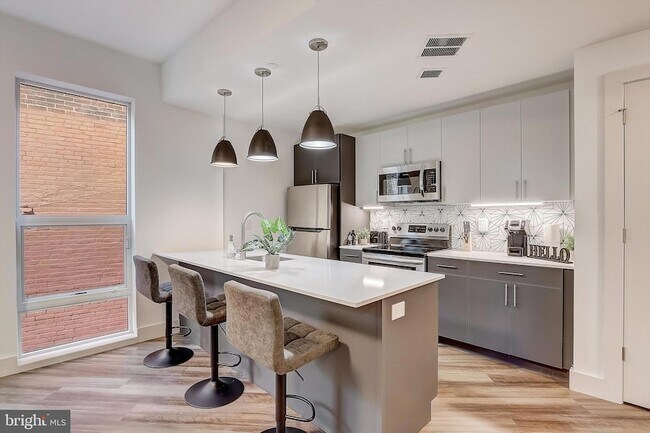 Foto del edificio - 3029 W Glenwood Ave