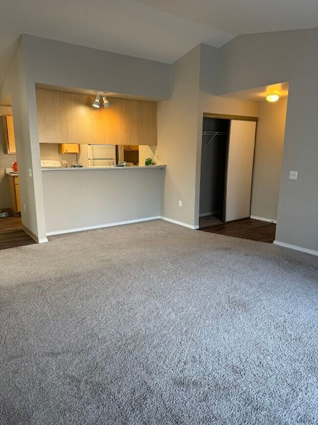 Building Photo - Life Just Got Better Come See For Yourself At Powell Court Apartments!!