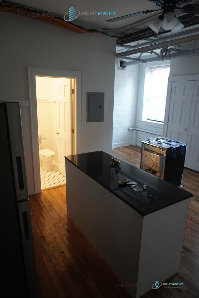 Building Photo - 1712 W Albion Ave