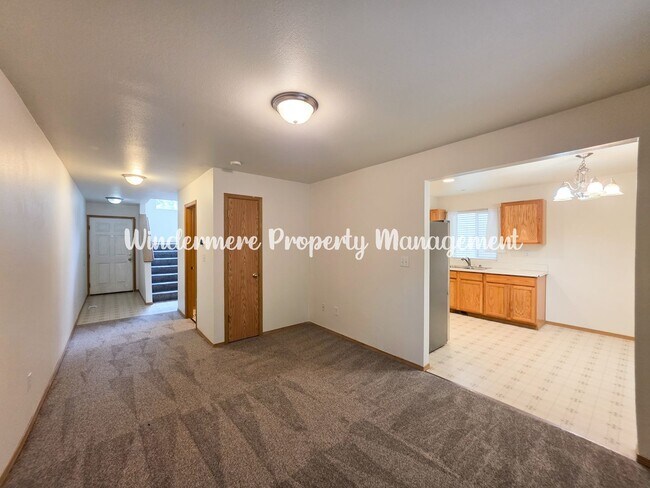 Building Photo - AVAILABLE NOW! Conveniently located 3 bed ...