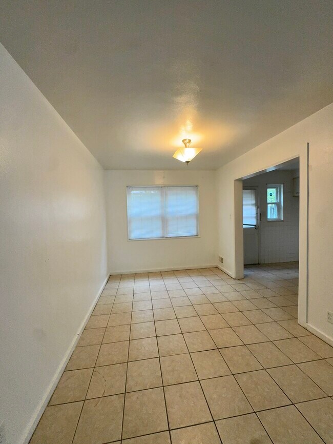 Foto del edificio - 825 N Raynor Ave