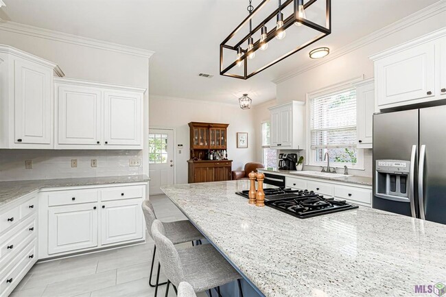 Building Photo - Country Club Living! Home sits on the 12th...