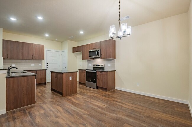 Foto del edificio - GORGEOUS 3 BEDROOM DUPLEX LOCATED IN MIDLO...