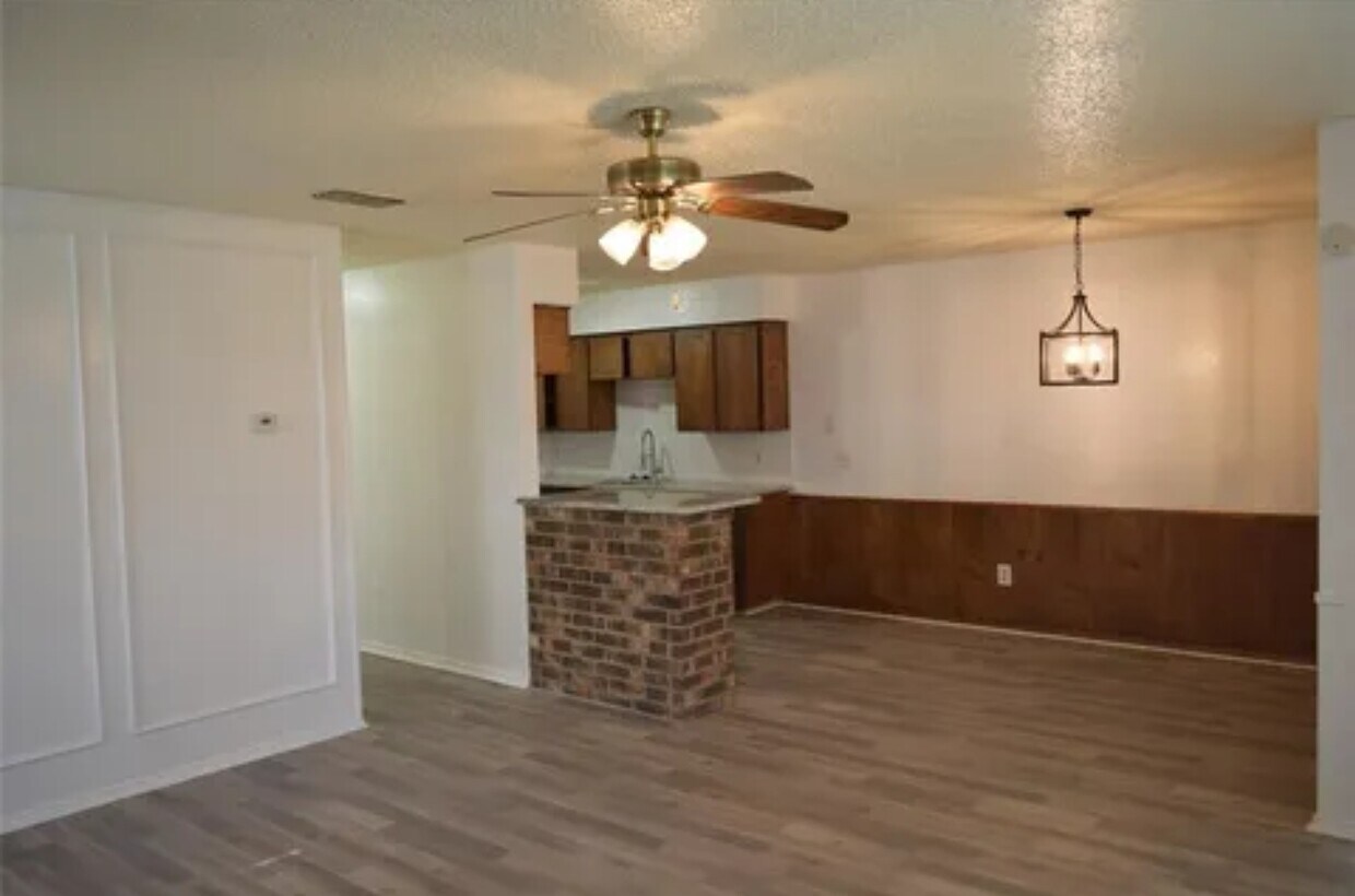 Primary Photo - 1810 Family Cir