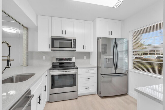 Building Photo - 1102 Bahama Bend