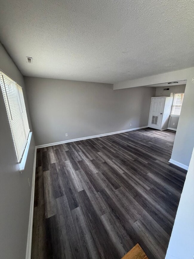 Building Photo - 3615 Glenwood Dr