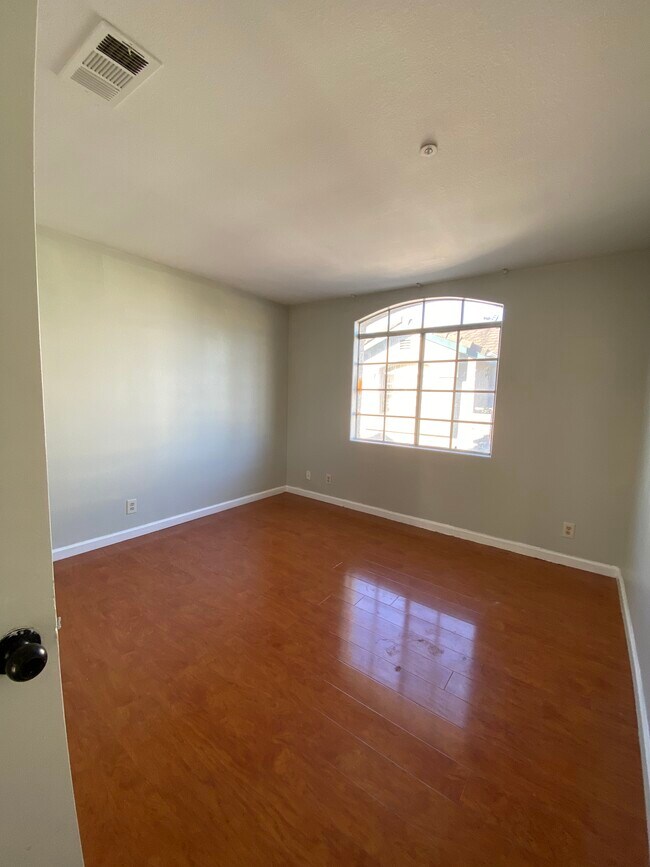 2nd Bedroom - 100 W Live Oak St