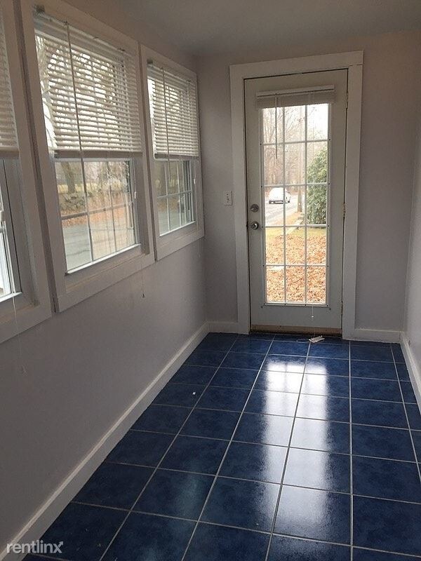 Foto principal - 3 br, 1 bath House - 58 Hathaway Road