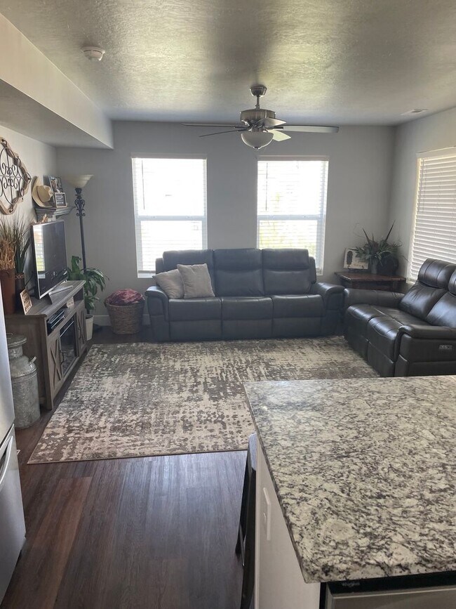 Building Photo - Newer Santaquin Townhome