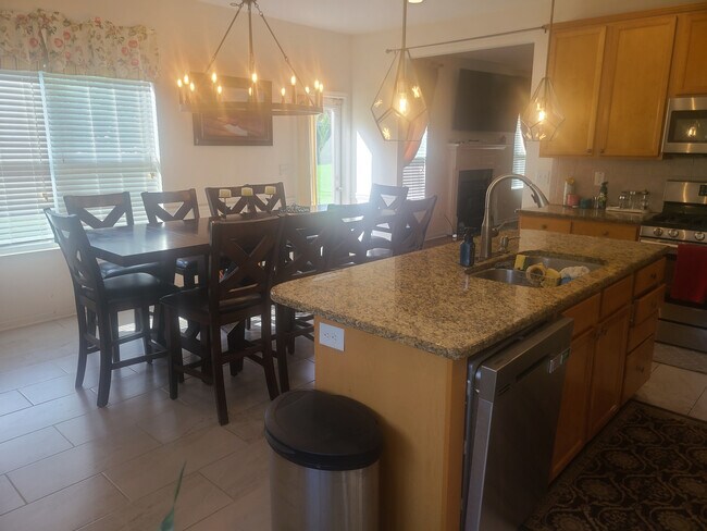 Foto del edificio - Room in House on Kestrel Cir