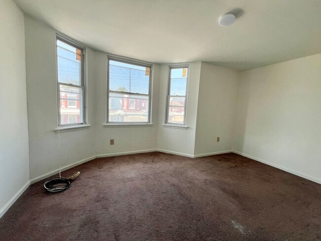 Building Photo - 3 Bedroom Available Now